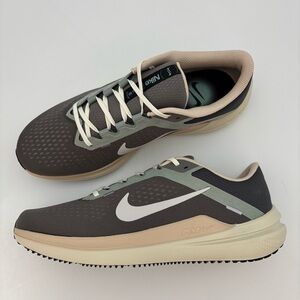 Men’s Nike Air Winflo 10 Grey Tan Athletic Shoes.